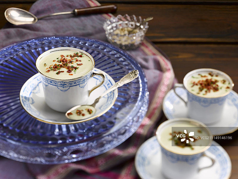 复古茶杯中的洋葱浓汤图片素材