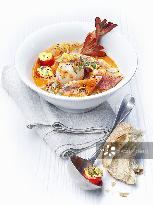 马赛鱼汤配番茄蒜泥蛋黄酱图片素材
