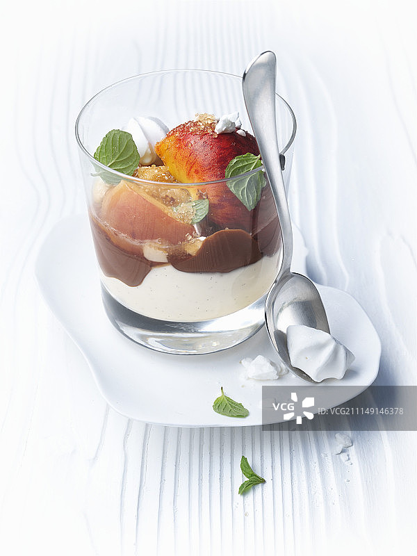 香草奶油和蛋白酥皮蒸桃子图片素材