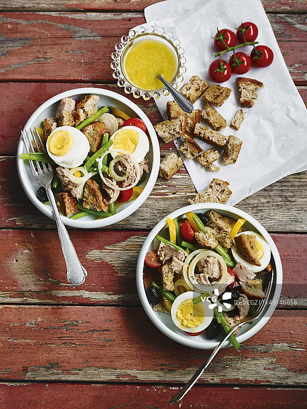 尼斯风味面包沙拉配鸡蛋和金枪鱼图片素材