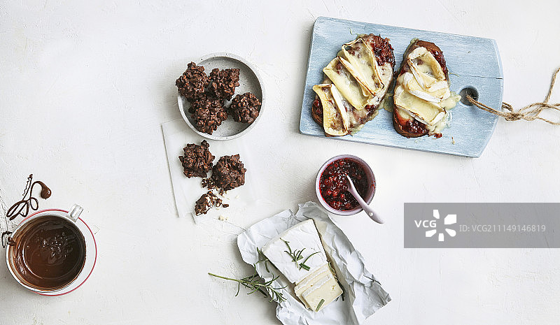 巧克力脆片融化在布里干酪面包上图片素材