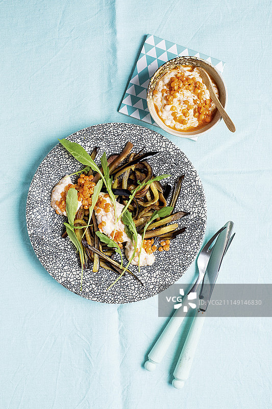烤茄子配扁豆酸奶蘸酱图片素材
