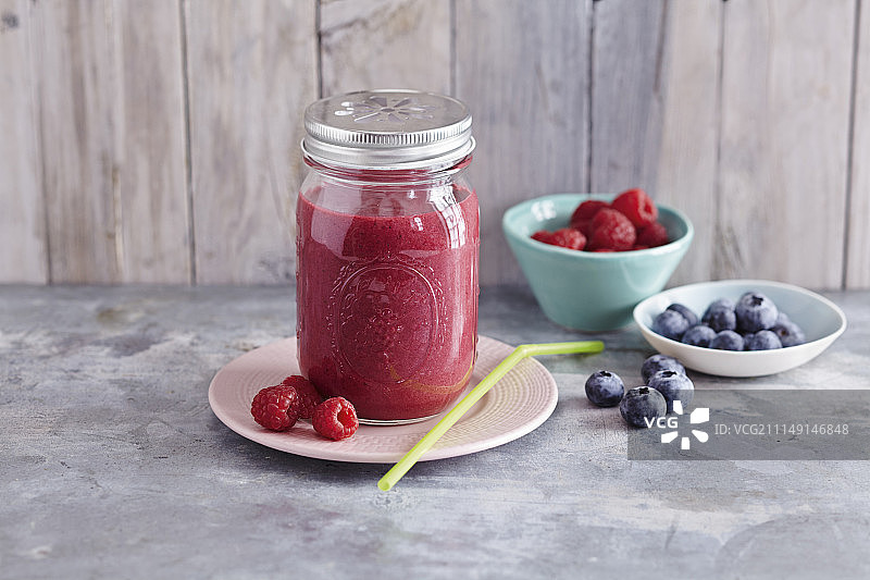 一杯红色浆果冰沙图片素材