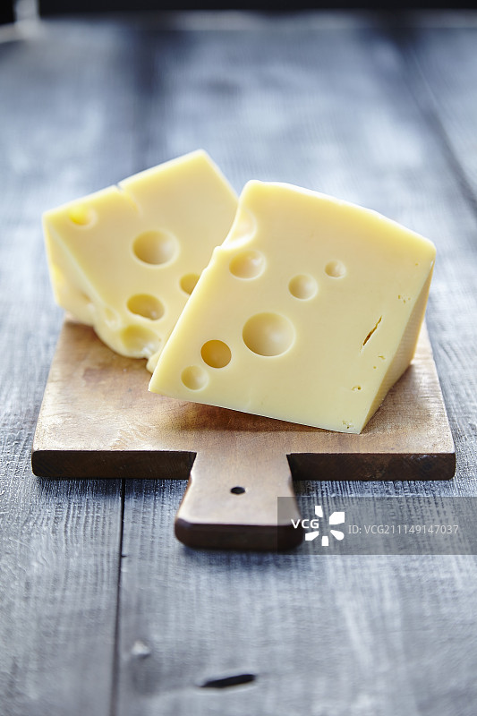 木板上的埃曼塔奶酪图片素材