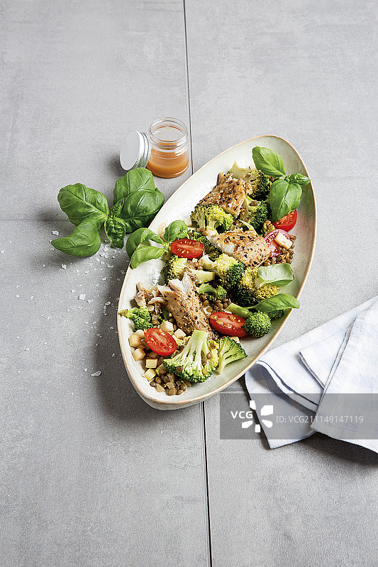 西兰花、小扁豆和鲭鱼沙拉图片素材