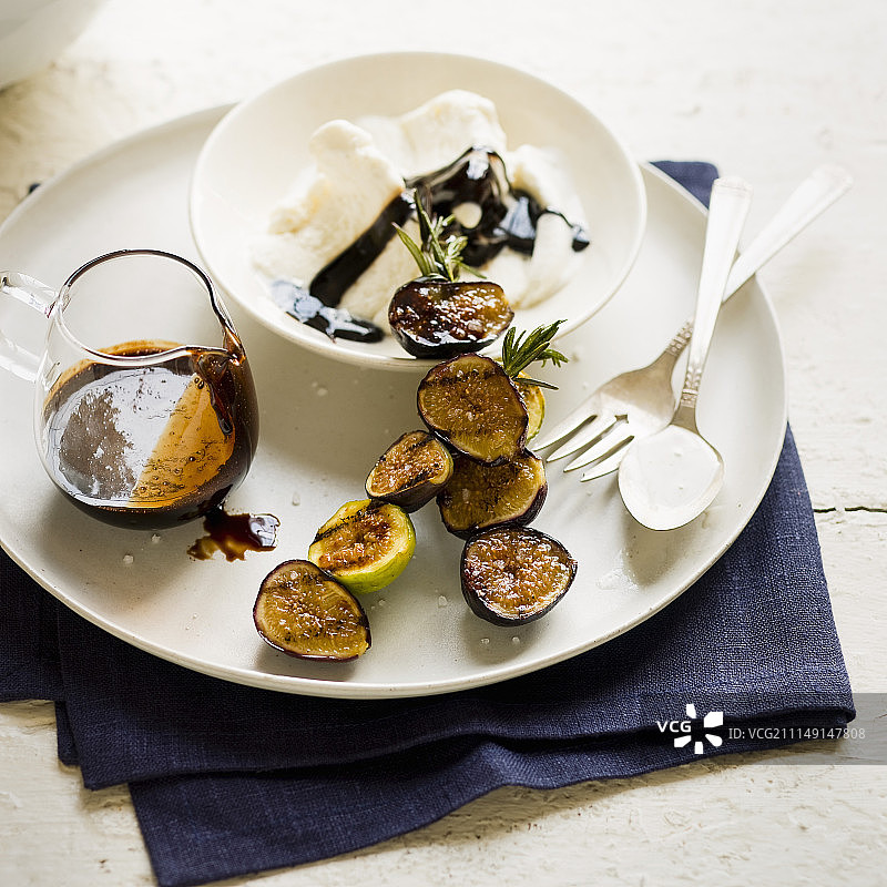 烤无花果圣代配香醋软糖图片素材