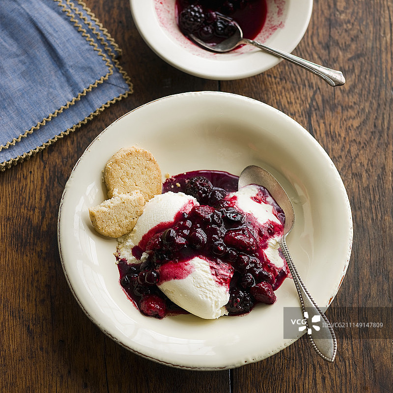 柠檬马鞭草酪乳冰淇淋配浆果酱图片素材