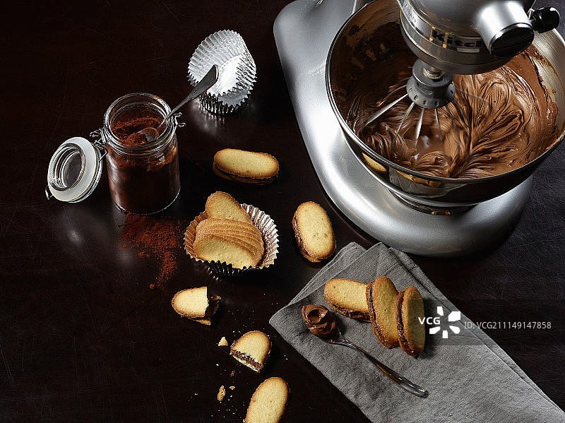制作焦糖牛奶手指饼干图片素材
