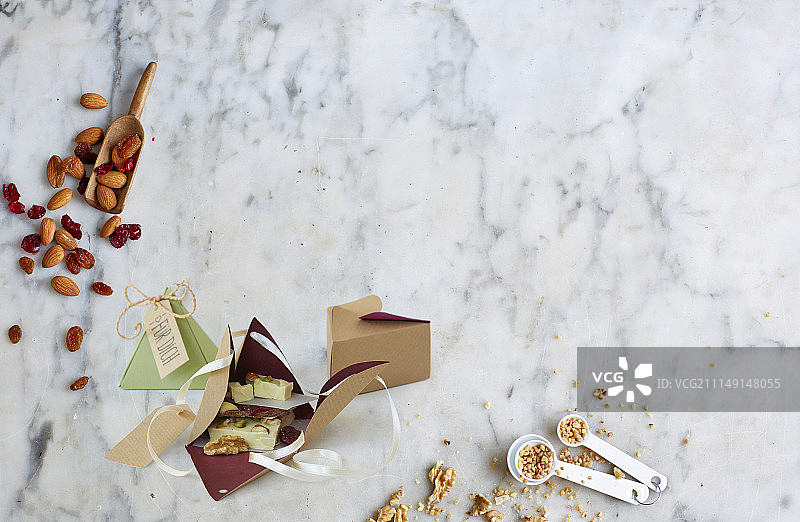 果仁蜜饯与扁桃仁、蔓越莓和坚果图片素材