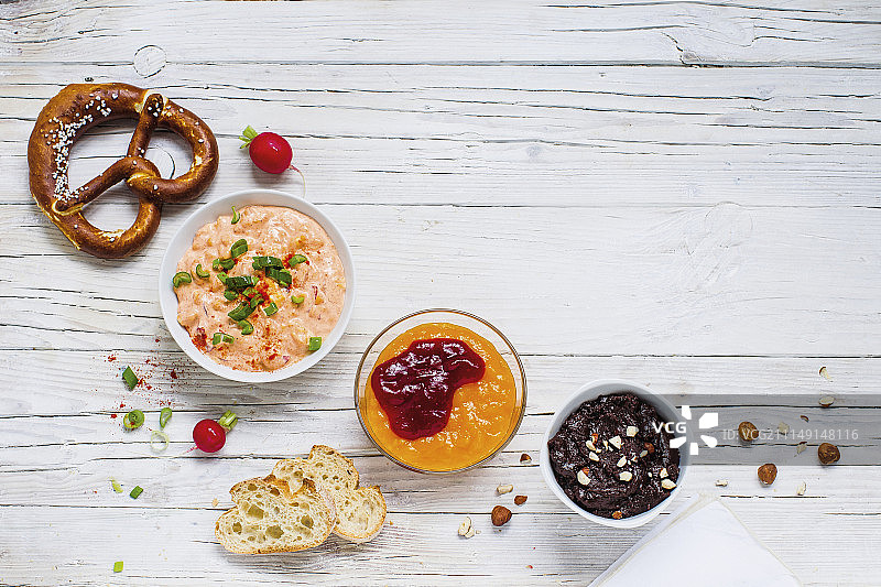 巴伐利亚奶酪酱、果酱和巧克力酱配椒盐卷饼和面包图片素材