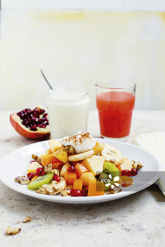 搭配肉桂酸奶的彩色水果沙拉图片素材