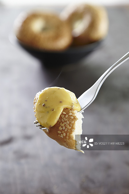 搭配百吉饼的美味奶酪火锅图片素材