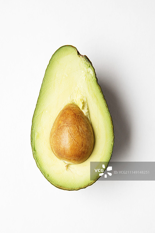 对半切开的牛油果，带果核图片素材