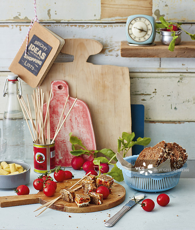 奶油奶酪三明治配烤肉酱和小香肠图片素材