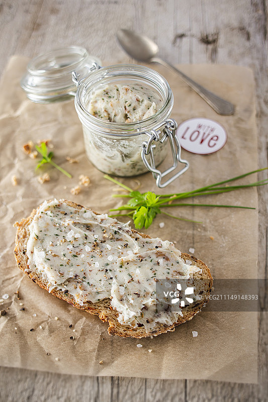 香草胡萝卜面包上的脆皮肥肉图片素材