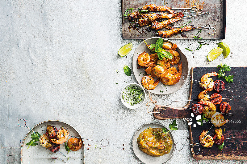 三种虾和两种蘸酱图片素材