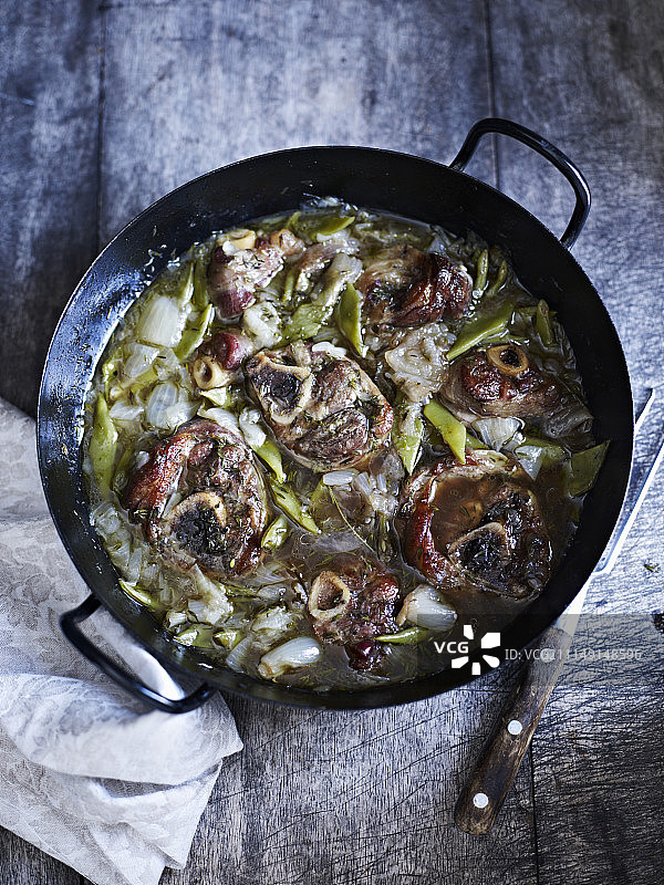 意式烩牛膝配豆类和洋葱图片素材