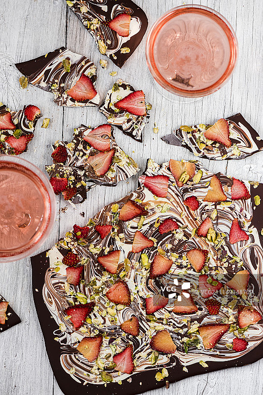 情人节用开心果和草莓制成的黑白巧克力树皮点心图片素材