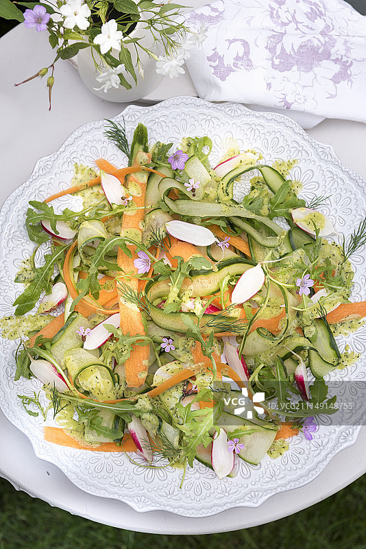 夏季黄瓜沙拉配胡萝卜、萝卜、芦笋和莳萝图片素材