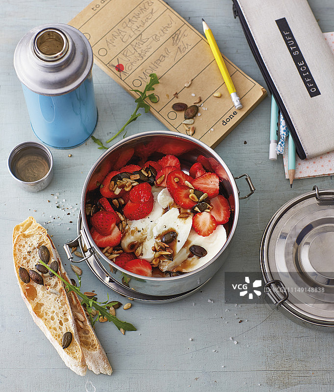 外带的马苏里拉奶酪配香醋草莓图片素材