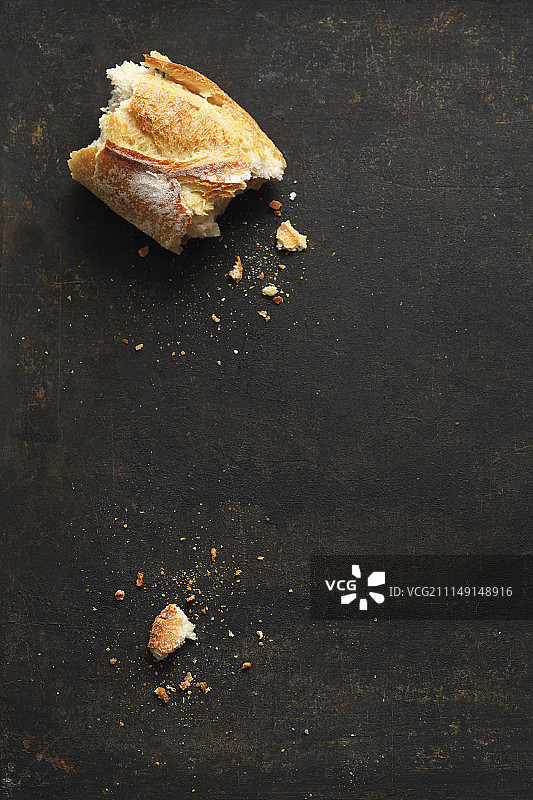 一块破碎的法棍面包图片素材