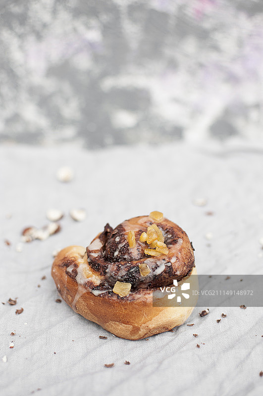 巧克力榛子酵母面包，配糖霜和蜜饯橙皮图片素材