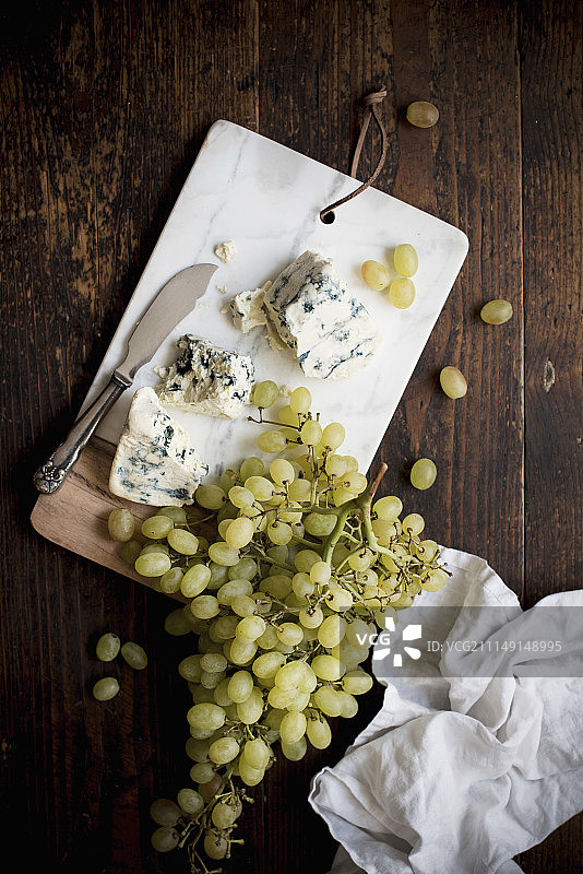 洛克福干酪和青葡萄图片素材