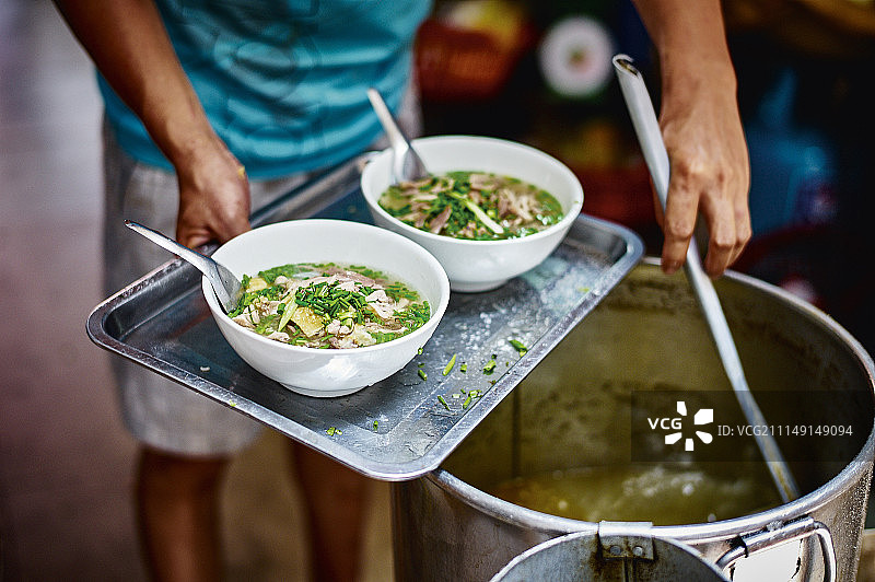 托盘上的越南牛肉粉图片素材