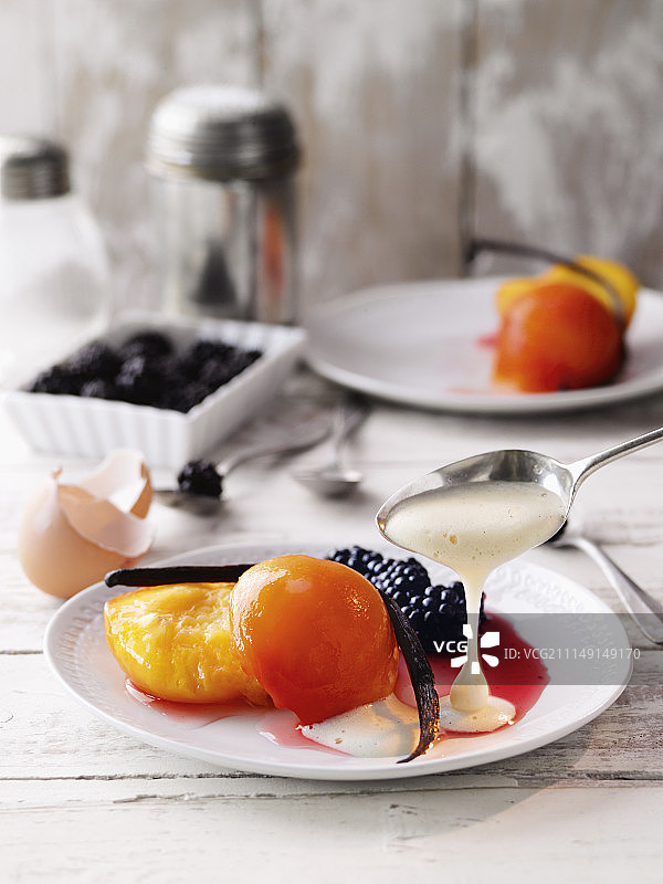 萨芭雍香草桃子与腌渍黑莓图片素材