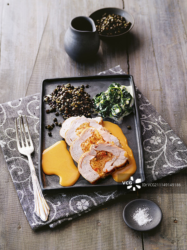 酿馅鸡胸肉配黑扁豆和咖喱酱图片素材