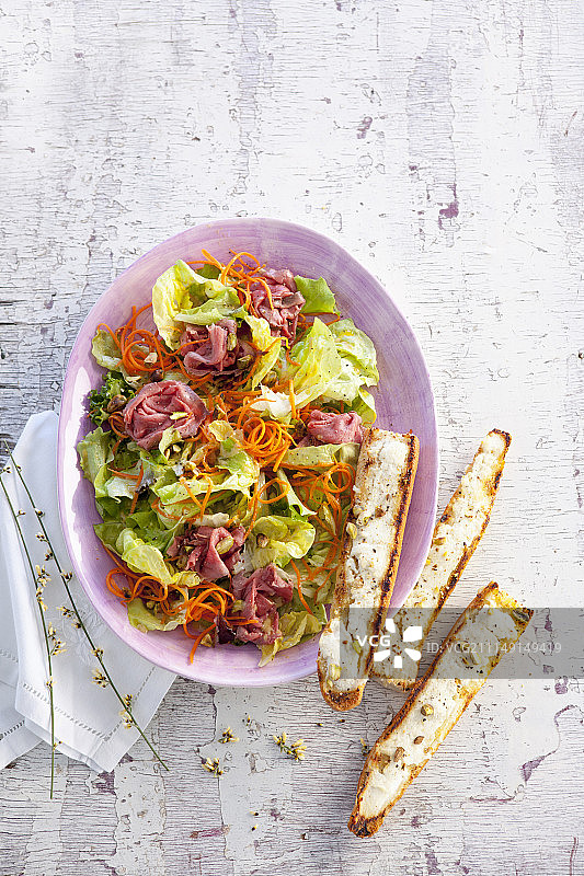 烤牛肉沙拉搭配山羊奶酪开心果面包图片素材