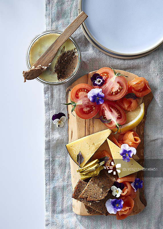 斯堪的纳维亚早餐配自制鸡肝酱图片素材