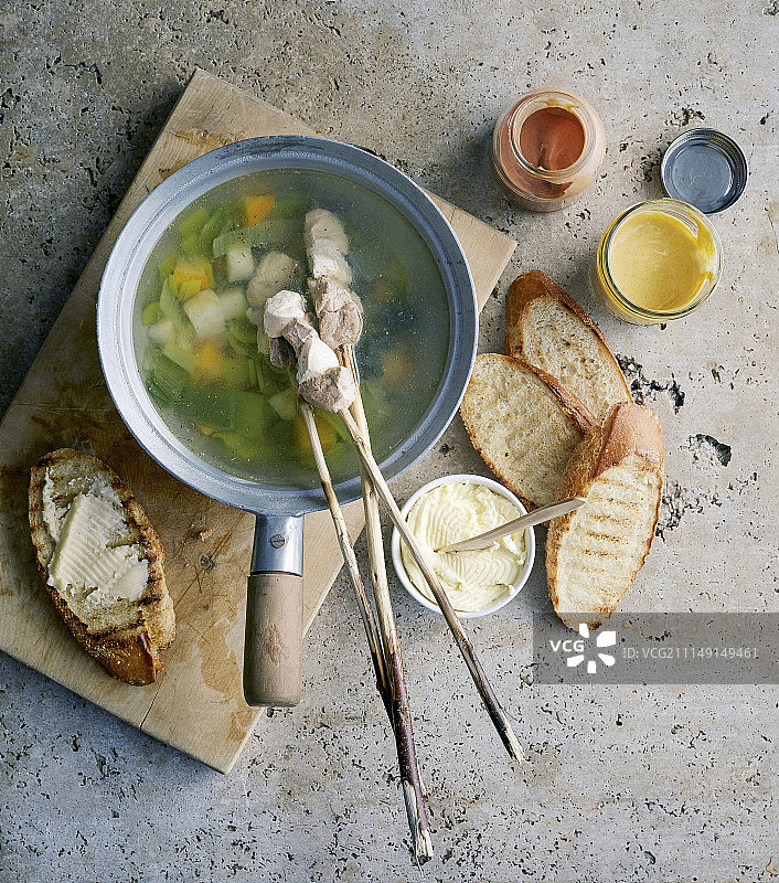 营地火锅：猪肉、牛肉、鸡肉和蔬菜图片素材