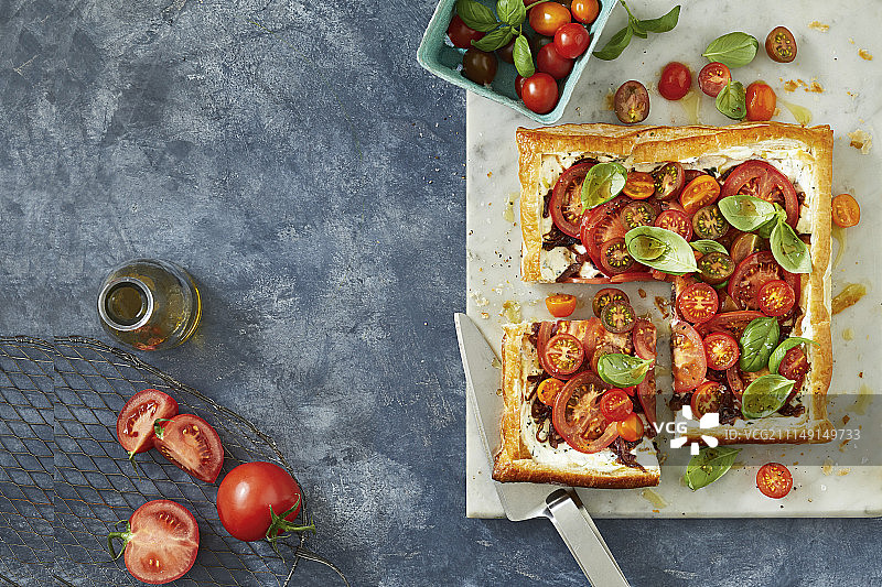 番茄、意大利乳清干酪和焦糖红洋葱馅饼图片素材