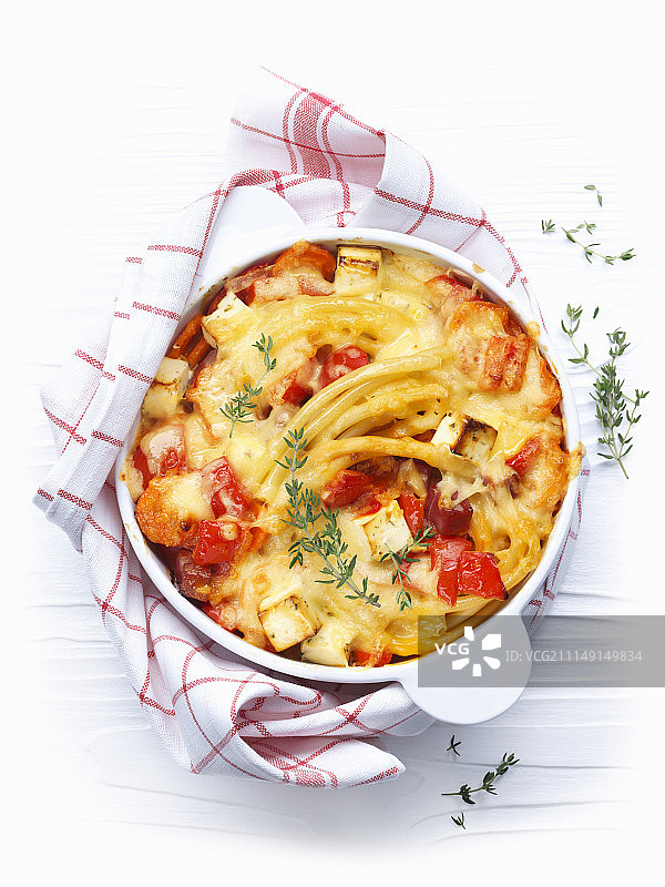 番茄、奶酪和百里香意大利面砂锅图片素材