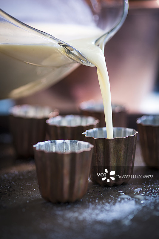 用面糊填充可丽露烘焙模具图片素材