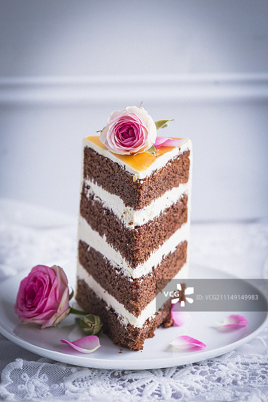 用玫瑰装饰的婚礼蛋糕切片图片素材