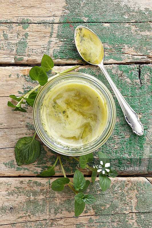 罐装自制薄荷橄榄酱图片素材