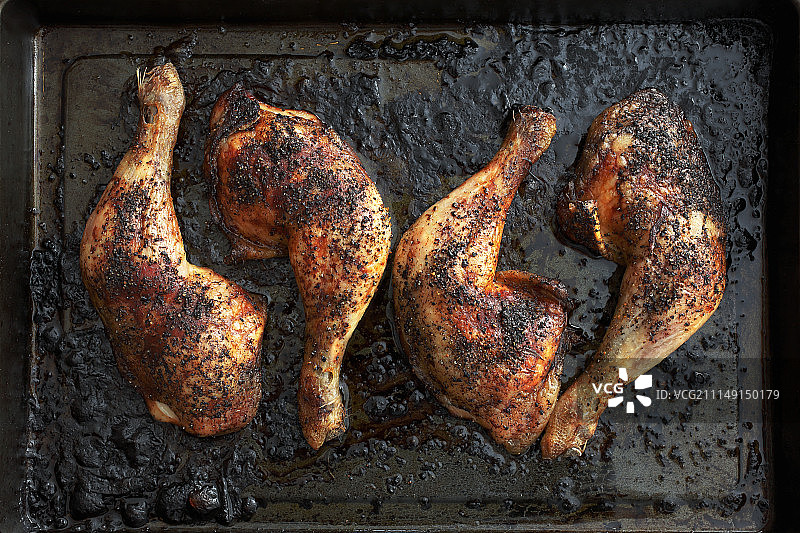 烤盘上的烤鸡腿（俯视）图片素材