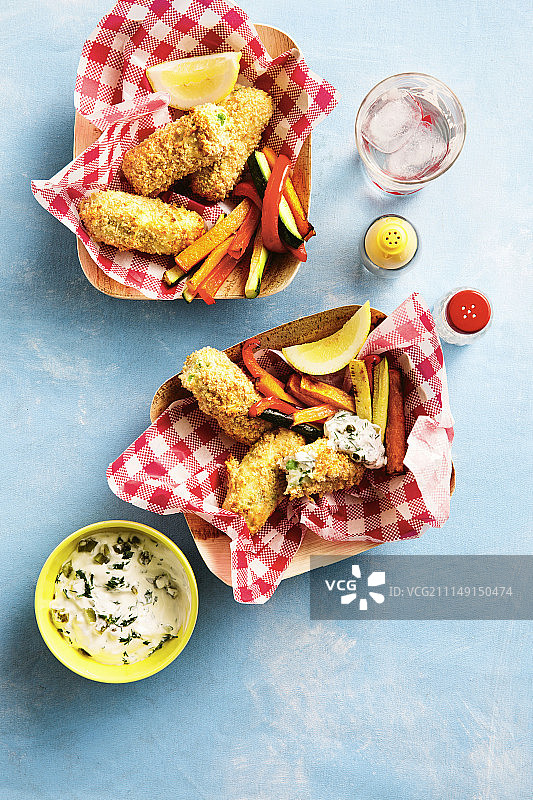 炸鱼条配蔬菜片和酸奶塔塔酱图片素材