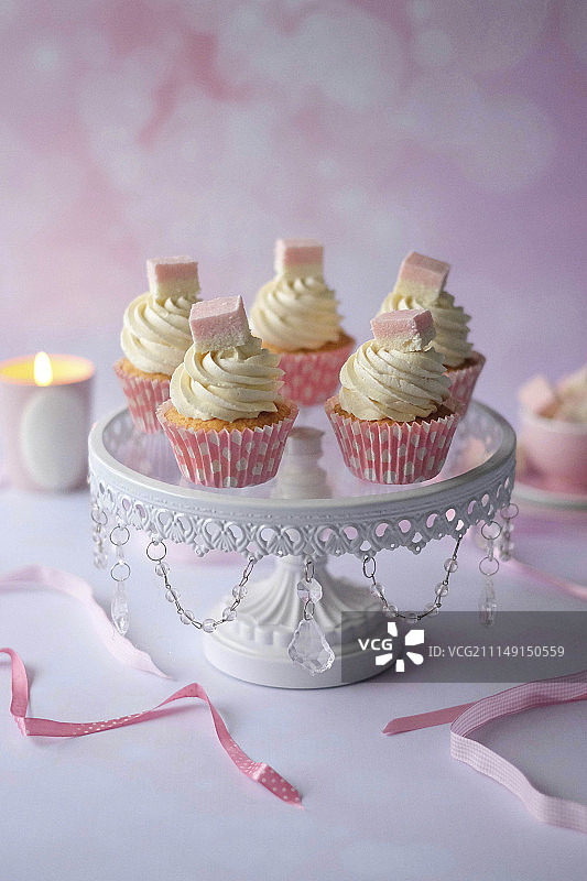 千层面蘸酱，羊乳酪，百里香蜂蜜面包图片素材