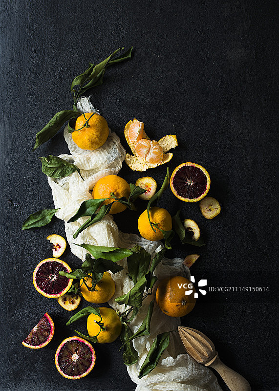 黑色背景上的不同品种橙子静物摄影图片素材