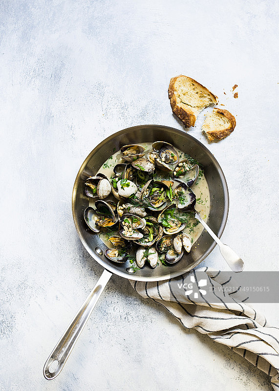 蒜蓉白葡萄酒汁贻贝配面包图片素材