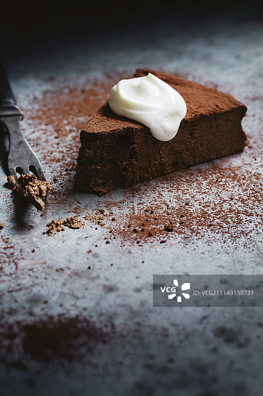 巧克力朗姆酒葡萄干乳清蛋糕图片素材