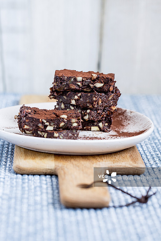 撒有可可粉的布朗尼图片素材