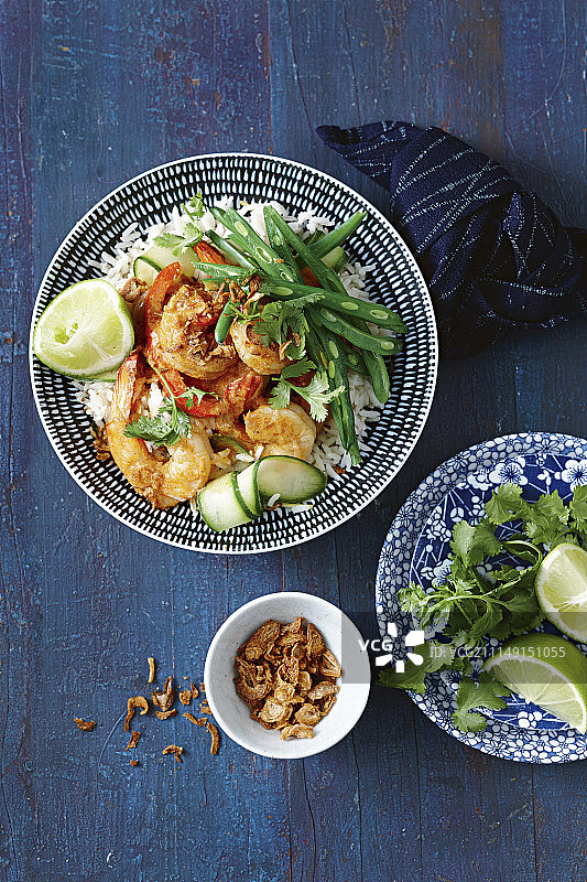 泰式红咖喱虾配黄瓜姜丝饭沙拉图片素材