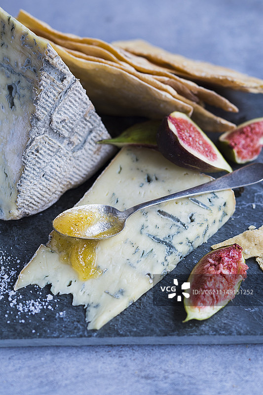 蓝纹奶酪配榅桲果冻和新鲜无花果图片素材