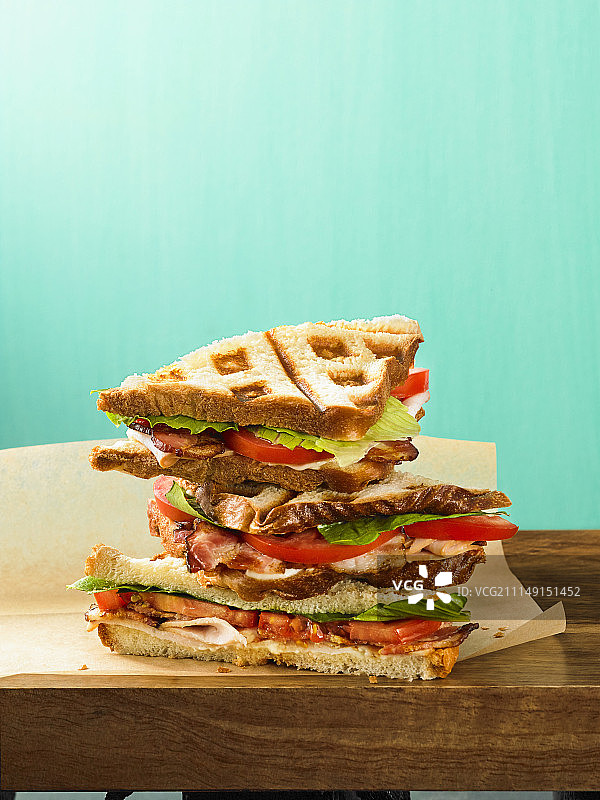 华夫饼机烤制的烤火鸡、培根、生菜和番茄俱乐部三明治图片素材