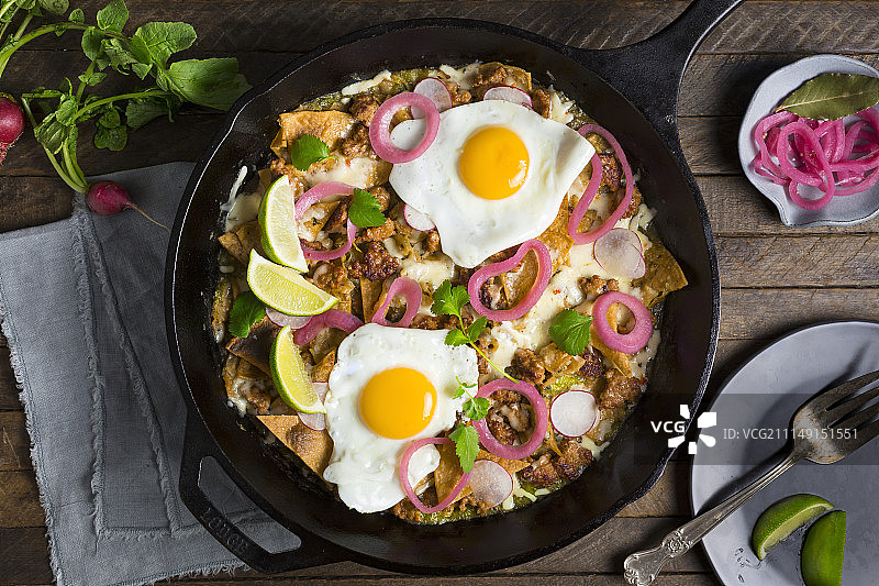 青莎莎酱、墨西哥香肠和鸡蛋玉米片图片素材