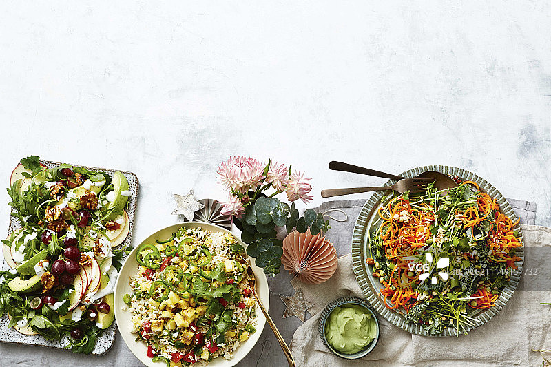 蜜饯核桃牛油果苹果葡萄沙拉图片素材